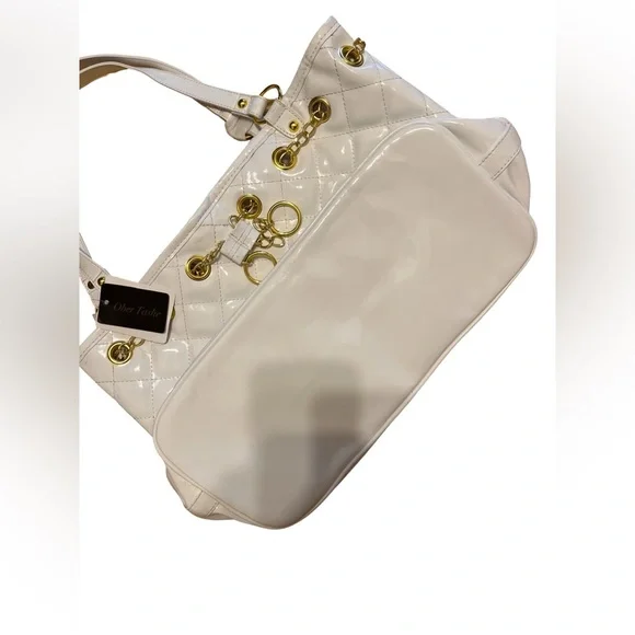 White Vinyl Quilted Fashion Handbag Tote - Picture 3 of 9